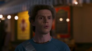 Rozmowa Wandy i Pietro o akcencie z Sokovii ma swoje drugie dno. Zauważmy, że o ile Quicksilver z MCU wychowywał się w europejskim państwie, o tyle ten portretowany przez Evana Petersa w filmach o X-Menach dorastał już w Stanach Zjednoczonych. Ta krótka wymiana zdań może więc potwierdzać, że serialowy Pietro pochodzi spoza Kinowego Uniwersum Marvela.