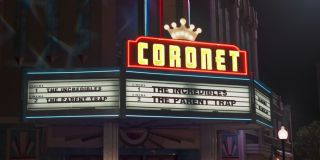 Samo kino nosi z kolei nazwę „Coronet”. Wiersz „Coronet” (pol. „Korona”) został napisany przez XVII-wiecznego poetę Andrew Marvella (nazwisko autora jednoznacznie kojarzy się z Domem Pomysłów) – traktuje on o mężczyźnie, który pragnie stworzyć nową koronę Chrystusa, jednak z czasem zdaje sobie sprawę, że wpływ na taki obrót spraw ma także sam Szatan.