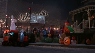 W trakcie celebracji Halloween na ekranie w miasteczku wyświetlany jest film „Noc żywych trupów” z 1968 roku.