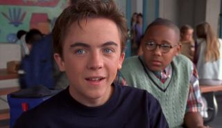 Warto zauważyć, że odtwórca tytułowej roli w „Zwariowanym świecie Malcolma”, Frankie Muniz, w wyniku powracających ataków niedokrwiennych doznał trwałych zaników pamięci – nie jest on w stanie przypomnieć sobie okresu swojej pracy na planie serialu.