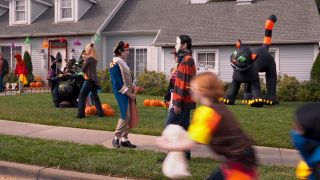 W trakcie Halloween widzimy również strój wielkiego kota – może to być nawiązaniem do kotki o imieniu Agonia, wiernego przyjaciółki mentorki Wandy, Agathy Harkness.