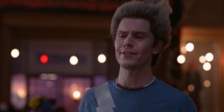 Quicksilver mówi do Wandy, że „jej zmarły mąż nie może umrzeć po raz drugi” – wygląda więc na to, że Pietro zdaje sobie sprawę ze śmierci Visiona w filmie „Wojna bez granic”. Na tej podstawie część fanów zakłada, że może on być ucieleśnieniem samego Mefisto, jednak nie jest wykluczone, że mamy tu po prostu do czynienia z kolejnym mylnym tropem.