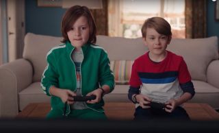 Tommy i Billy grają na konsoli Nintendo Wii, która oficjalnie weszła na rynek w 2006 roku. Później zamienia się ona w konsolę GameCube z 2001 roku i joystick do Atari 2600 z 1977 roku. 