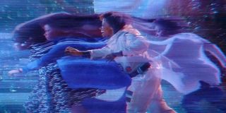 W trakcie tej samej sekwencji padają również słowa Carol Danvers i Nicka Fury’ego. Drugi z nich mówi o tym, by Monica „nauczyła się świecić jak ciocia Carol” – z jednej strony to odwołanie do mocy Kapitan Marvel, z drugiej zaś opis zdolności, w których posiadanie właśnie weszła sama Rambeau. 