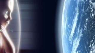 Warto zwrócić uwagę, że na hełmie Moniki pojawiają się odbicia, podobnie jak miało to miejsce przy przechodzeniu Dave’a Bowmana przez tunel czasoprzestrzenny w filmie „2001: Odyseja kosmiczna”. Wówczas główny bohater dotarł do miejsca poza czasoprzestrzenią, widząc jednocześnie przeszłość, teraźniejszość i przyszłość, by później samemu przybrać nową formę i odrodzić się jako tzw. gwiezdne dziecko. 