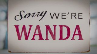 7. odcinek wykorzystuje w pełni konwencję mockumentary – sposób kamerowania i zachowania bohaterów budzą jednoznaczne skojarzenia ze „Współczesną rodziną”, natomiast wygląd i temat muzyczny czołówki przywodzą na myśl amerykańską wersję „Biura”. 