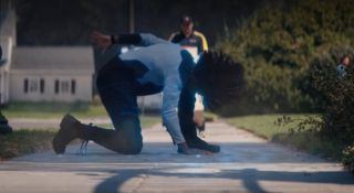 W czasie konfrontacji Rambeau demonstruje „lądowanie superbohatera”, charakterystyczną pozę herosów, z której swego czasu ironizował już Deadpool. 