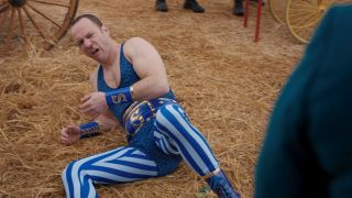 Siłacz z cyrku, który rozmawia z Visionem i Darcy, ma na sobie strój z literą „S” – ta może stanowić odwołanie do postaci Supermana. 