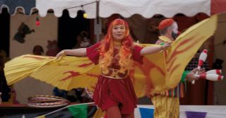 Jedna z postaci w cyrku posiada kostium kojarzący się z komiksowym strojem jednej z mutantek, Firestar. 