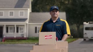 Na ekranie widzimy także listonosza/kuriera pracującego dla firmy Presto. Zwróćmy uwagę, że jej logo to uciekający królik – uciekające króliki widzieliśmy już w jednym z poprzednich odcinków. To oczywiście nawiązanie do słynnego „Podążaj za białym królikiem” z „Alicji w Krainie Czarów”, przywołanego później m.in. w filmie „Matrix”. 