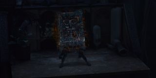 Znajdująca się w centrum tej lokacji książka to najprawdopodobniej magiczna Darkhold, znana już z seriali „Agenci T.A.R.C.Z.Y.” czy „Runaways” – przypomnijmy, że przedmiot ten powstał z ciemnej materii pochodzącej z wymiaru piekielnego. Jeśli tak, mamy tu do czynienia z księgą zaklęć o niewyobrażalnej potędze; to właśnie Darkhold miał w przeszłości odpowiadać za stworzenie pierwszego wampira i wilkołaków. 