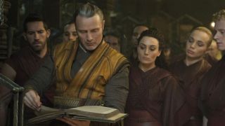 Z drugiej jednak strony przedmiot wygląda inaczej niż serialowy Darkhold. Być może jest to więc Księga Cagliostro, którą znamy z filmu „Doktor Strange” – to właśnie z niej strony wydarł Kaecilius. Pojawiają się także spekulacje, że książka mogła należeć wcześniej do Shuma-Goratha, Wielkiego Przedwiecznego i władcy setek alternatywnych wymiarów.