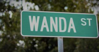 Z drugiej strony pojawianie się kolejnych plansz w czołówce może kojarzyć się z serialem „Happy Endings” z lat 2011-2013. Co ciekawe, jego producentami byli bracia Russo. 