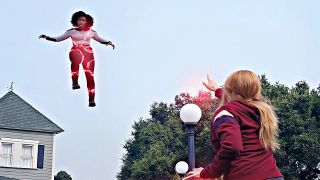 Zauważmy, że zmianie ulega również geneza Scarlet Witch w MCU – choć zyskała ona moce wskutek eksperymentów z Kamieniem Umysłu, Kevin Feige już wcześniej zapowiadał, że w przyszłości twórcy bardziej skupią się na magicznym aspekcie jej mocy. To właśnie dlatego Agatha nazywa ją osobą korzystającą z magii. Według oficjalnego, wizualnego przewodnika Marvela z 2018 roku Wanda w świecie MCU faktycznie może być czarownicą; jej zdolności były w niej obecne wcześniej, a Kamień Umysłu po prostu ukierunkował je w odpowiedni sposób. 