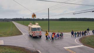 Utrudnianie poruszania się autem przez Visiona i Darcy stanowi nawiązanie do filmu „Truman Show”, w którym protagonista, będący jednocześnie głównym bohaterem nadawanego bez przerwy reality show ze swoim udziałem, dostrzegał pojawiające się znikąd samochody, które zagradzały mu drogę. 