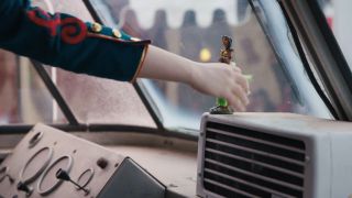 W samochodzie, którym poruszają się Darcy i Vision, pojawia się figurka tańczącej kobiety – podobną widzieliśmy już w serialu „Agenci T.A.R.C.Z.Y.”. 