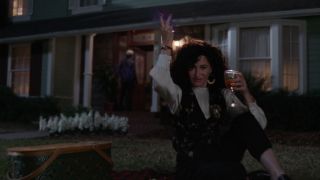 Choć 7. odcinek sugeruje wyraźnie, że to Agatha Harkness jest główną antagonistą opowieści, nie jest wykluczone, że działa na zlecenie innej istoty – być może Mefisto. Zwróćcie uwagę, że w piwnicy pojawia się głowa demona, bardzo podobna do tej, którą zobaczyliśmy na witrażu w zwiastunie serialu „Loki”. 