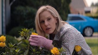 Wciąż nie jest jasne, kim jest pokazana w 7. odcinku przez chwilę Dottie. W sieci pojawiła się teoria, że skoro zajmuje się ona przycinaniem żółtych kwiatów, może być po prostu znaną z komiksów Arcanną Jones, członkinią drużyny Squadron Supreme, która korzystała z magicznych mocy manifestujących się właśnie poprzez kolor żółty. 