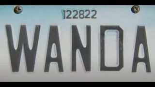 W czołówce pojawia się tablica rejestracyjna z numerem 122822. To najprawdopodobniej easter egg nawiązujący do daty urodzin Stana Lee (28.12.1922). 