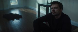Serialowy Bucky wciąż śpi na podłodze; przypomnijmy, że w filmie „Zimowy żołnierz” Sam i Steve Rogers rozmawiali o trudnościach w zasypianiu u weteranów.