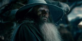 W czasie debaty o różnicy między „czarodziejem” a „czarnoksiężnikiem” Bucky zdradza, że przeczytał książkę „Hobbit, czyli tam i z powrotem” w 1937 roku. Trzeba jednak zaznaczyć, że w prawdziwym świecie „Hobbit” ukazał się po raz pierwszy 21.09.1937 w nakładzie zaledwie 1,5 tys. egzemplarzy (w USA dopiero rok później) – Barnes musiał więc być jedną z pierwszych osób na świecie, które zapoznały się z powieścią J.R.R. Tolkiena.