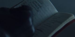 Lista Bucky’ego obejmuje zarówno byłych członków Hydry, jak i postacie, którym Barnes chce zadośćuczynić za swoje grzechy z przeszłości. Na symbolicznym poziomie wydaje się ona nawiązaniem do listy Rogersa z „Zimowego żołnierza”, pokazującej rzeczy, które Cap musiał nadrobić z uwagi na lata spędzone w lodzie.