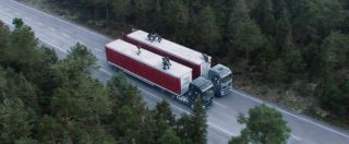 Jedna z ciężarówek pokazana w sekwencji walki posiada rejestrację o numerze 5012. W komiksach istnieje alternatywna Ziemia-5012, na której Steve Rogers nie żyje.