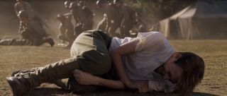 Bucky pyta Walkera, czy kiedykolwiek zasłonił własnym ciałem granat; przypomnijmy, że na takie posunięcie zdecydował się młody Steve Rogers w filmie „Pierwsze starcie”.