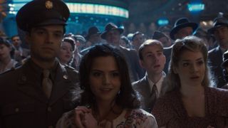 Bucky w kontekście randek mówi, że nie tańczył „od 1943 roku” – w filmie „Pierwsze starcie” wraz z Rogersem zabrali swoje partnerki właśnie na potańcówkę.