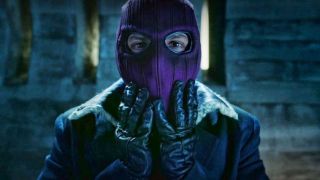 Bucky i Sam postanawiają udać się po poradę do Helmuta Zemo. W świecie MCU był on już antagonistą w filmie „Kapitan Ameryka: Wojna bohaterów”. Dzięki ostatniej scenie odcinka wiemy, że za swoje liczne akty terrorystyczne wciąż jest on przetrzymywany w więzieniu, przy czym na pewno nie jest już to Raft.