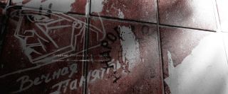 Napisy w języku rosyjskim są z kolei słowami, które miały uruchomić w Barnesie tryb Zimowego Żołnierza.