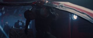 Sam powala Batroca, wchodząc na jego ramiona; ten element walki w MCU do perfekcji opanowała już Czarna Wdowa.