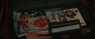 Ojciec Wandy, Oleg, przynosi do domu Maximoffów torbę wypełnioną DVD z serialami, które stanowiły inspiracje w poprzednich odcinkach. Są to: „Ożeniłem się z czarownicą” (1964-1972), „Zwariowany świat Malcolma” (2000-2006), „Kocham Lucy” (1951-1957), „Who’s the Boss?” (1984-1992), „I Dream of Jeannie” (1965-1970), „Rodzina Addamsów” (1964-1966) i „The Dick van Dyke Show” (1961-1966).