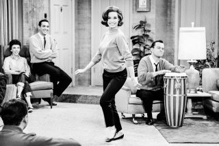 Po stworzeniu Hexu Wanda ma dokładnie taką samą fryzurę, jaką w serialu „The Dick van Dyke Show” nosiła ekranowa Laura Petrie (Mary Tyler Moore). 