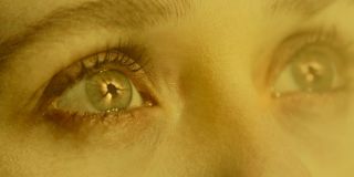 Odpowiedzialni za MCU, zgodnie z zapowiedziami Kevina Feige sprzed 2 lat, zdecydowali się oficjalnie zmienić genezę postaci Scarlet Witch. 8. odcinek „WandaVision” potwierdza, że wcześniej była ona młodą czarodziejką, a wystawienie na działanie Kamienia Umysłu po prostu ukierunkowało jej moce. To jednak inny rodzaj magii niż ten u Doktora Strange’a, do którego Feige starał się porównać Wandę – zwróćmy uwagę, że w oczach Maximoff odbija się właśnie sylwetka komiksowej Scarlet Witch, która ma na sobie znany z komiksów, symbolizujący jej władzę diadem. 