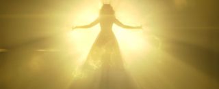 W sieci pojawiają się teorie, że odbicie Scarlet Witch w oczach Wandy nie jest wyłącznie wizją, a paradoksem czasoprzestrzennym, pozwalającym bohaterce dostrzec przyszłą wersję siebie, lub nawet przywołaniem innej wersji bohaterki z alternatywnego uniwersum – Maximoff mogłaby to uczynić jako Ogniwo Rzeczywistości. 