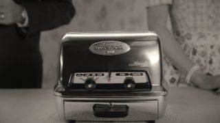 Dodajmy, że w bombie znajduje się zapalnik emitujący charakterystyczny dźwięk i czerwone, migocące światło – dokładnie te same, które widzieliśmy i słyszeliśmy w tosterze z reklamy pokazanej w 1. odcinku serialu. 