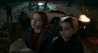 W role młodszych wersji Wandy i Pietra wcielają się inni aktorzy niż w sekwencji pokazanej w odcinku o Halloween; w tym drugim przypadku mieliśmy więc do czynienia wyłącznie z fantazją. 