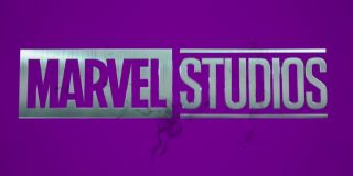 W 8. odcinku serialu zmianie ulega logo Marvel Studios – napis widzimy na fioletowym tle, przywodzącym na myśl magię Agathy Harkness. Na symbolicznym poziomie to wskazówka, że to właśnie ona przejęła władzę nad wydarzeniami w Westview. 