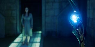 Wanda została ochotniczką w programie Hydry, która przy pomocy Kamienia Umysłu (przechowywanym dawniej w pokazanym w 8. odcinku Berle Lokiego, artefakcie znanym już m.in. z filmu „Avengers” z 2012 roku) chciała przeprowadzać badania na temat anomalii genetycznych wśród mieszkańców Sokovii (wiemy to z jednego z przewodników po MCU o tytule „Wakanda Files”). Nie jest jasne, dlaczego w przewodniku znalazła się ta informacja, jednak z drugiej strony pozostawia ona furtkę dla genetycznego komponentu w genezach Wandy i Pietra. Wciąż nie wiemy przecież, dlaczego kontakt z Kamieniem Umysłu miałby wybudzić w późniejszym Quicksilverze akurat moc szybkości. 