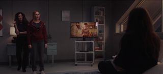 Vision i Wanda oglądają odcinek „Zwariowanego świata Malcolma”, w którym Hal Wilkerson (Bryan Cranston) buduje nowe zadaszenie domu – cała konstrukcja runęła mu na głowę. Przywodzi to poniekąd na myśl scenę z 3. odcinka „WandaVision”, w którym Vision budował huśtawkę; jej szkielet także się zawalił. 
