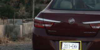 W zeszłym roku w hrabstwach stanu Nowy Jork pojawiły się tablice rejestracyjne z napisem „Excelsior” (łac. zawsze w górę) – jedną z nich widzimy na samochodzie Wandy. Warto zauważyć, że słowo „Excelsior” począwszy od lat 60. stało się ikonicznym zawołaniem Stana Lee, którym dzielił się z czytelnikami w komiksach i w trakcie konwentów. 