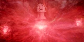 Tworząc Hex, Wanda wyrzuca z siebie potężną falę energii, podobnie jak miało to miejsce w „Czasie Ultrona” po śmierci Pietra. Co ciekawe, Westview tworzy się z małych bloków tej energii, które w serii komiksowej „Ród M” były manifestacją mocy Scarlet Witch. 