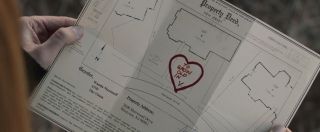 Na akcie własności Ziemi, który Vision podarował Wandzie, znajduje się serce – podobnie jak na kalendarzu w domu, który Maximoff powołała do istnienia wraz z całym Hexem. 