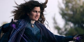 Strój Agathy Harkness przywodzi na myśl ten znany z komiksów. Zwróćmy też uwagę na charakterystyczną broszkę przedstawiającą 3 postacie kobiece, którą widzieliśmy w poprzednich odcinkach – Agatha zabrała ją swojej matce w czasie zdarzeń w Salem. 