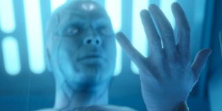 Z 8. odcinka wiemy już, że Vision w Westview jest bytem stworzonym z magii Wandy. Ciało prawdziwego Visiona było z kolei ciągle przetrzymywane w siedzibie S.W.O.R.D. – dyrektor Hayward nieustannie pracował nad jego ożywieniem (a przy okazji przemontował wideo z wchodzącą do budynku Wandą, pozorując wykradanie przez nią ciała). Białą wersję bohatera znamy już z komiksowej historii „Vision Quest” z 1989 roku, w której protagonista został rozmontowany i złożono na nowo. Po swoim powrocie stał się on wyzutym z emocji syntezoidem, który miał ludzkie życie za pozbawione znaczenia. 