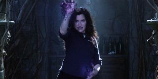 Geneza Harkness w MCU została powiązana z rzeczywistymi procesami czarownic z Salem, które miały miejsce od lutego 1692 do maja 1693 roku. Agatha za korzystanie z czarnej magii została wykluczona z sabatu i następnie skazana na śmierć. Warto jednak zauważyć, że w komiksach bohaterka ta była znacznie starsza – najprawdopodobniej narodziła się w czasach starożytnych (lub jeszcze wcześniej; według jednej z historii Harkness żyła już w trakcie zagłady Atlantydy). 