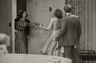 Co ciekawe, pierwszy proces w Salem z prawdziwego świata na dobre ruszył 2 czerwca 1692 roku. Z poprzednich odcinków wiemy już, że właśnie 2 czerwca Agatha ma obchodzić rocznicę swojego ślubu.