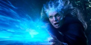 Gdy matka Agathy (w MCU nosi ona imię Evanora – postać ta nie ma odpowiednika w komiksach) próbuje ją zabić, na jej głowie pojawia się niebieska korona. Nie jest wykluczone, że mamy tu do czynienia z nawiązaniem do postaci Zhered-Na, czarodziejki mieszkającej na Atlantydzie przed jej zagładą – to właśnie ona przepowiedziała unicestwienie wyspy, by później pojawiać się jako duch. Jeśli ta hipoteza się potwierdzi, książka w piwnicy Harkness mogłaby być Księgą Zhered-Na, opisującą całą magię Atlantydy. 