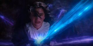 Inne czarownice, rzucając zaklęcie na Agathę, powtarzają łacińskie „mors monstru naturale” (pol. „giń zrodzony potworze” lub bardziej dosłownie „śmierć naturalna jest potworem”) – może to być sugestią, że Harkness jest istotą nieśmiertelną. 